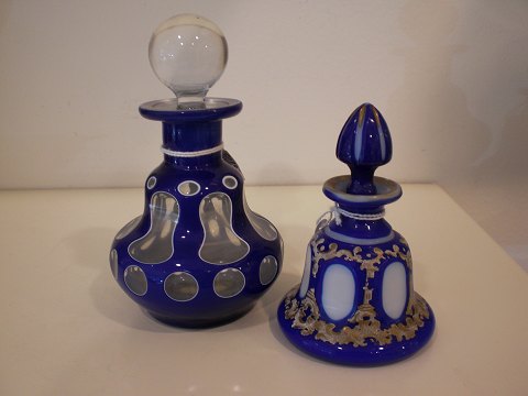 2 böhmiske parfumeflasker med blåt overfangsglas.Flaske til venstre er solgt.