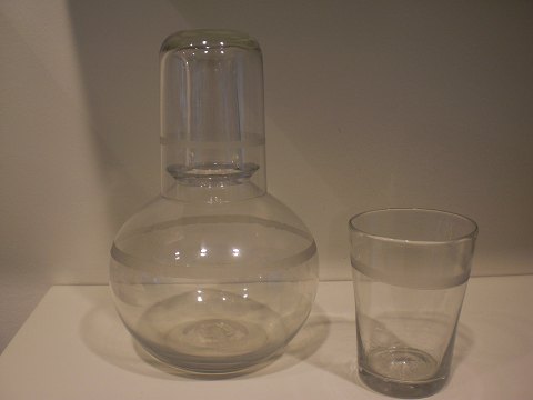 Båndsleben Kastrup vandkaraffel med lågglas og et ekstra glas.