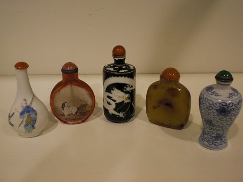 5 kinesiske snusflasker i forskellige materialer - 1800-tallet. Drageflasken og agatflasken er solgt.