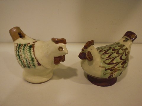 2 "Piv i røv" høns i glaseret terrakotta. En af hønsene er solgt.