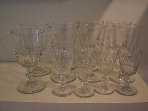 Samling på 12 Chr. VIII glas 8 store og tre mindre - sælges enkeltvis. 4 store glas er solgt.