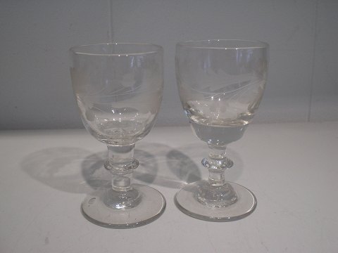 Holmegaard - 2 små hedvinsglas med egebladsdekoration. Sælges individuelt.