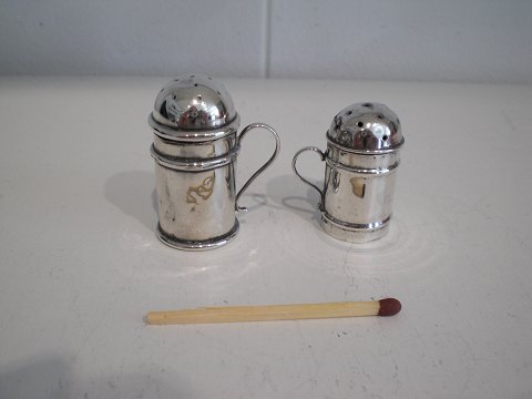 2 miniature peberbøsser i sølv.