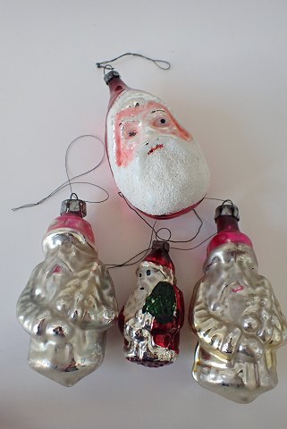 4 stk. juletræsornamenter i håndmalet glas - julemænd. Sælges individuelt. julemandshoved solgt. Lille julemand er solgt.