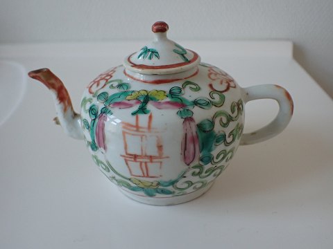 Lille kinesisk tekande i porcelæn med skrifttegn og sommerfugle.