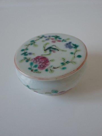Lille kinesisk lågæske i porcelæn med vårflue og blomster.