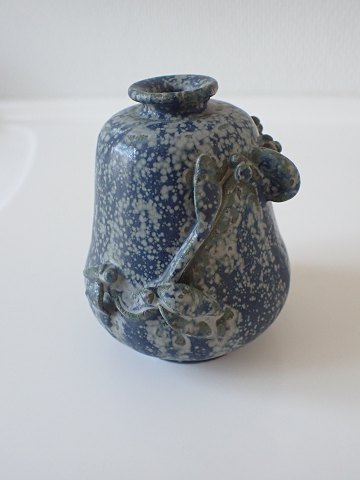 Arne Bang - lille vase med reliefdekoration med blå/grå glasur.