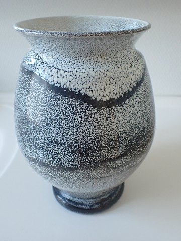 Svend Hammershøj - signeret stor vase med sort/hvid dobbeltglasur. Produceret hos Kähler.