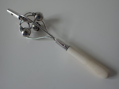 Gammel fløjterangle i sølv og elfenben 1845.
