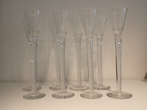 8 næsten ens snapseglas fra Holmegaard med høj stilk med luftspiraler. Sælges kun samlet.